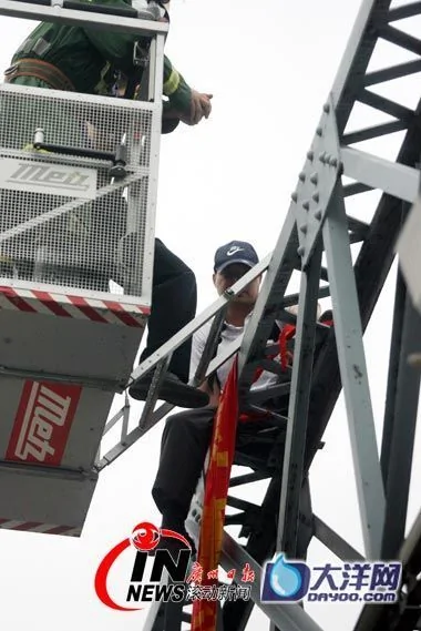 男子為討薪跳橋 老頭爬上7米鐵架將其拽下