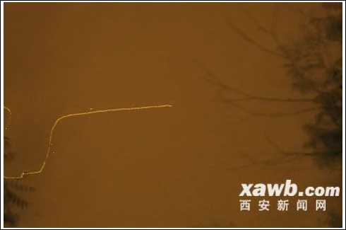 上海游客夜览西安 大雁塔上空拍到不明飞行物“UFO”