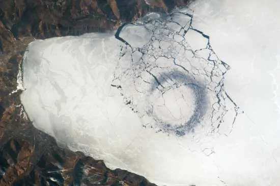 宇航员发现贝加尔湖冰面不明黑色圆圈 