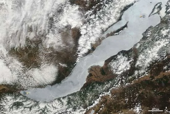 宇航员发现贝加尔湖冰面不明黑色圆圈 