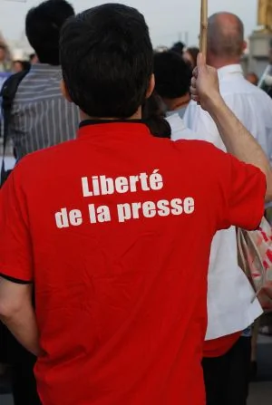 纪念六四： 巴黎人权广场上的哀思