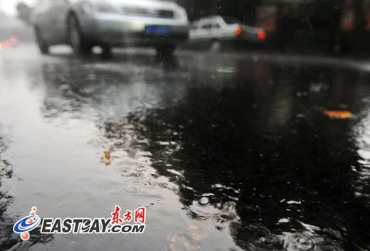 上海突遭强对流天气，持续半小时雨夹冰雹