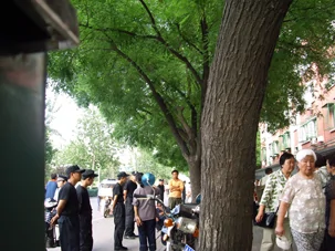 北京高法信訪辦前訪警察察對峙