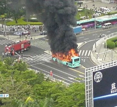 深圳一公交大巴自燃被烧成“骨架” 乘客逃生