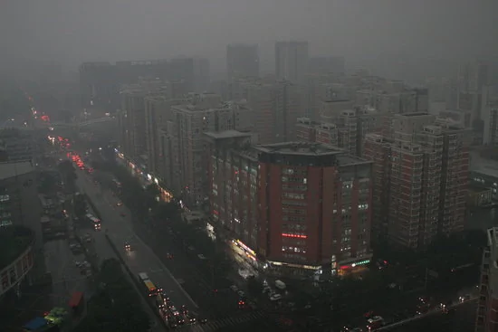 北京遭遇雷雨天气白昼如黑夜(组图)