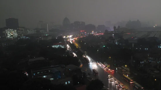 北京遭遇雷雨天气白昼如黑夜(组图)