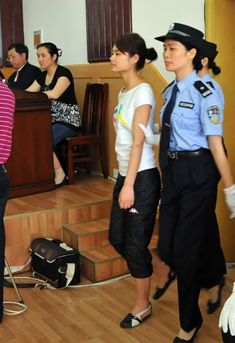 6月16日上午，巴東縣人民法院庭審現場，鄧玉嬌被法警帶入法庭。
