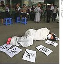 北京活動人士用行為藝術聲援鄧玉嬌