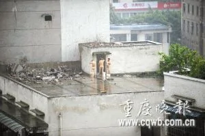 重慶農民工在廢棄樓頂裸浴 