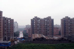 上海13層在建房倒塌 兩百業主政府請願究責