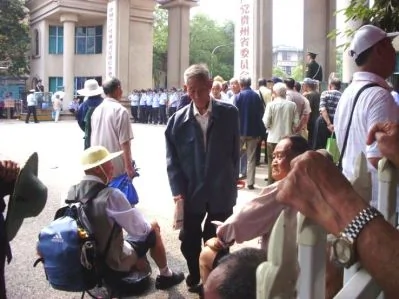 貴陽援朝老兵組成上訪團到省委門前抗議遊行 