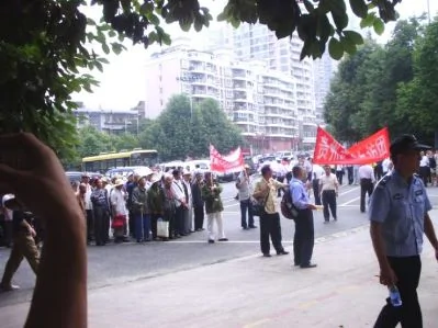 貴陽援朝老兵組成上訪團到省委門前抗議遊行 