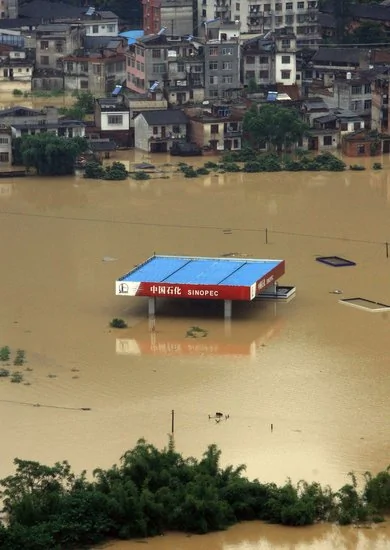 广西柳州遭洪水围城 融水县300名学生被困 3