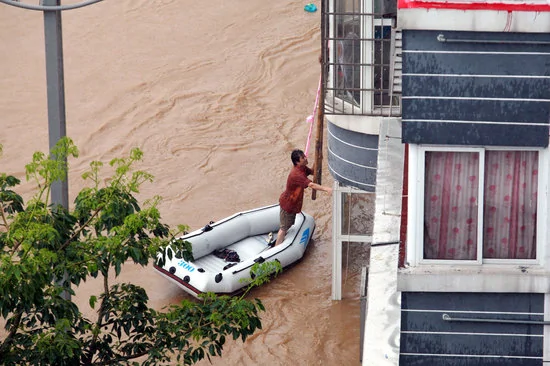 广西柳州遭洪水围城 融水县300名学生被困 4