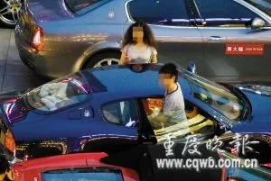 重庆18辆法拉利停在大街上 驾车男子很年轻 