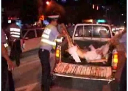 南京車禍處理屍體手法遭質疑：拽着死者的胳膊、小腿，往小卡車上扔