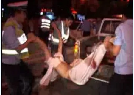 南京车祸处理尸体手法遭质疑：拽着死者的胳膊、小腿，往小卡车上扔