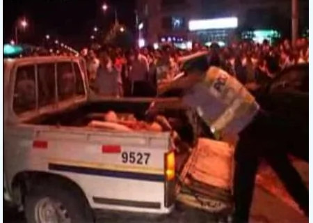 南京車禍處理屍體手法遭質疑：拽著死者的胳膊、小腿，往小卡車上扔