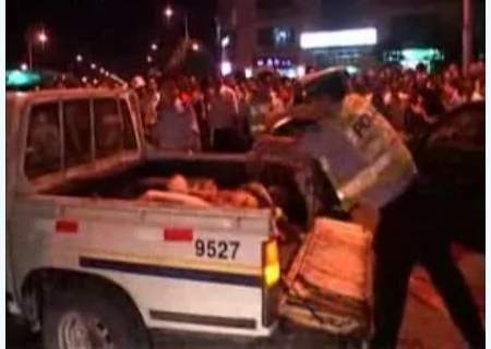 南京車禍處理屍體手法遭質疑：拽著死者的胳膊、小腿，往小卡車上扔