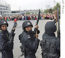 特警与维族抗议者对峙