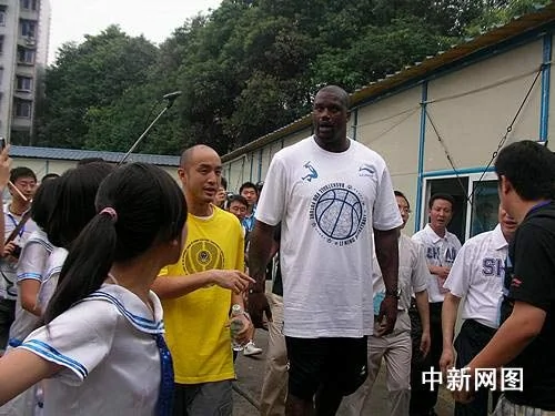 奥尼尔赠送篮球给地震灾区学生 被校方没收