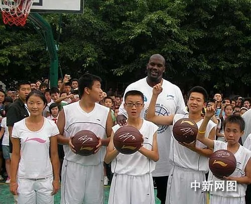 奥尼尔赠送篮球给地震灾区学生 被校方没收