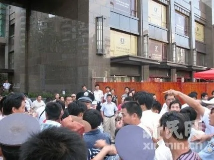 上海百余人抗议楼盘建设引发冲突