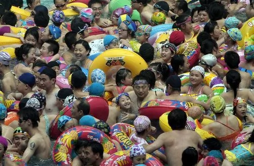 南京持续高温 市民挤满游泳池只能站立 