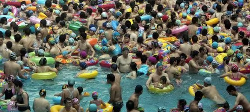 南京持续高温 市民挤满游泳池只能站立 