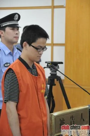 受审的飙车案主犯“胡斌”竟是替身