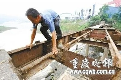 重慶一危橋只剩鐵架 每天仍有上千工人闖橋（圖）