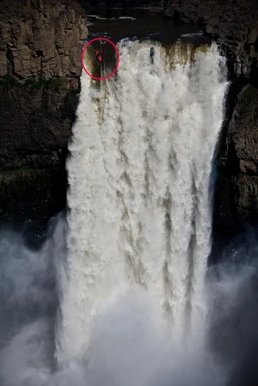 瘋狂的壯舉：泰勒-布拉特從一條高約60米的瀑布激流衝下