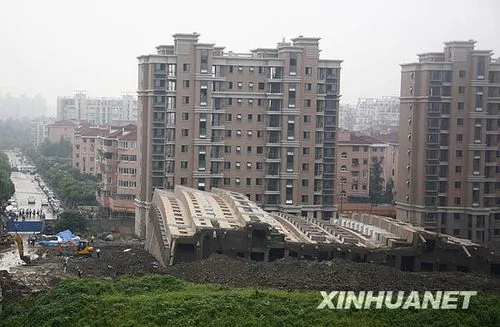 组图：上海一在建商品楼发生倒塌事故