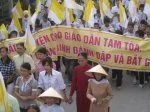 在越南多個城市爆發天主教徒大規模遊行