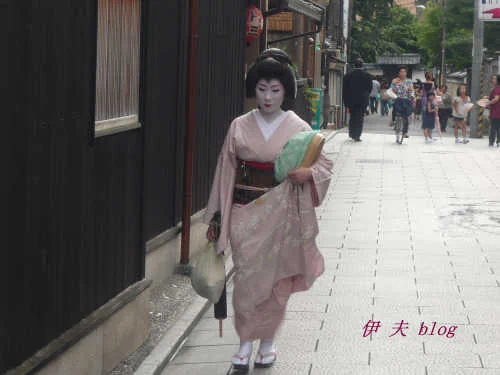 穿和服的日本婦女