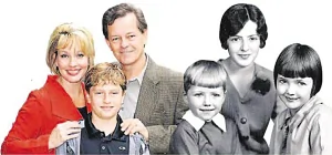 左邊3人為11歲的詹姆斯（左二）和父親布魯斯、母親安德麗；右邊3人為4歲時的胡斯頓（右三）和姐姐魯絲、安妮。