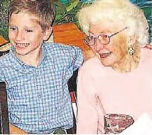 90岁的安妮和“弟弟”詹姆斯会面。