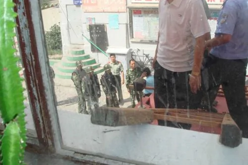 內蒙古惡警砸窗扔毒氣彈　綁架一家五口