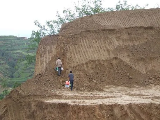 史上無人性施工又一起：釘子車周圍土被挖懸空15米 
