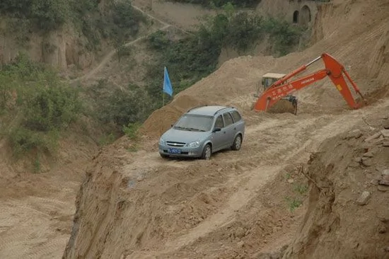 史上無人性施工又一起：釘子車周圍土被挖懸空15米 