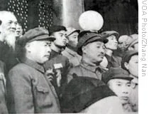 1949年10月1日李普(右下角戴帽男子)在天安门城楼上