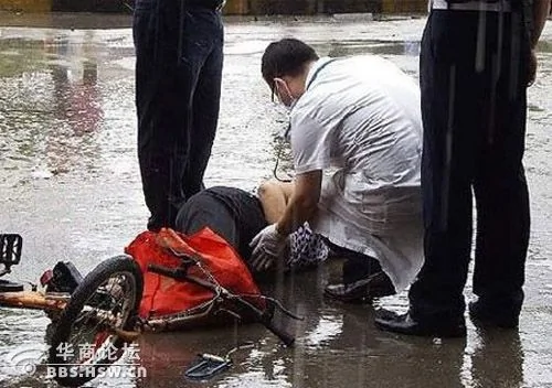 下雨了，婦人倒在街頭無人敢扶