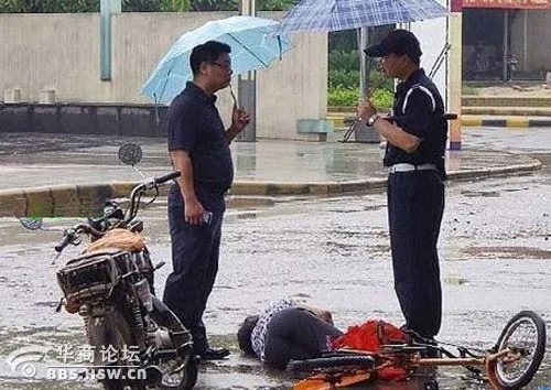 下雨了，妇人倒在街头无人敢扶