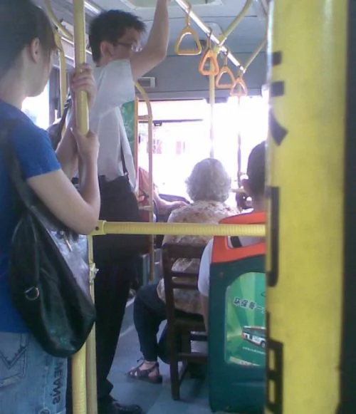 自带板凳上公交车的阿婆