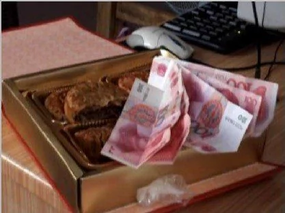 大吃一惊:某领导送给我的月饼里竟有千元大钞