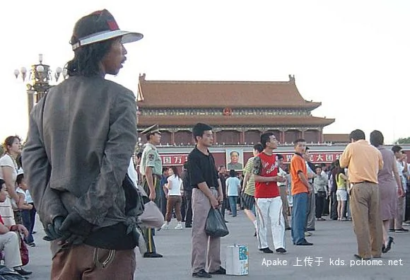 国庆北京天安门的乞丐便衣腰下露出了手铐