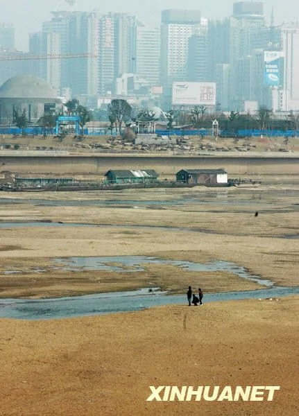 湘江长沙段大片河滩裸露，航道变窄