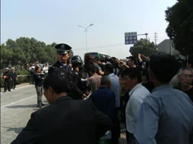 群眾在街頭抗議  （照片由當地居民提供）