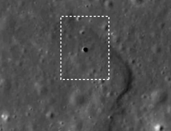科学家近日首次在月球上发现了一个直径65米的垂直洞穴，可能直通巨大的地下熔岩隧道。