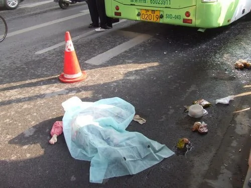 上海野蛮公交逼停电瓶车 5岁女孩被碾身亡